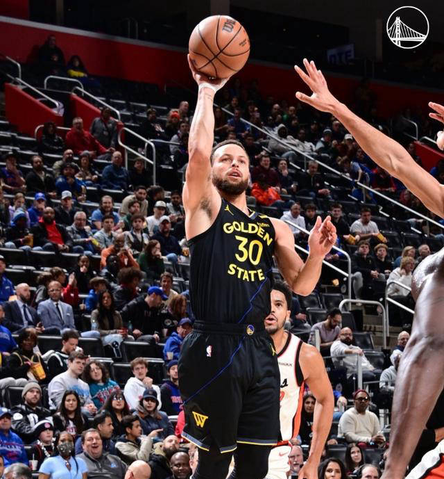 勇士大胜热火，库里砍下30分