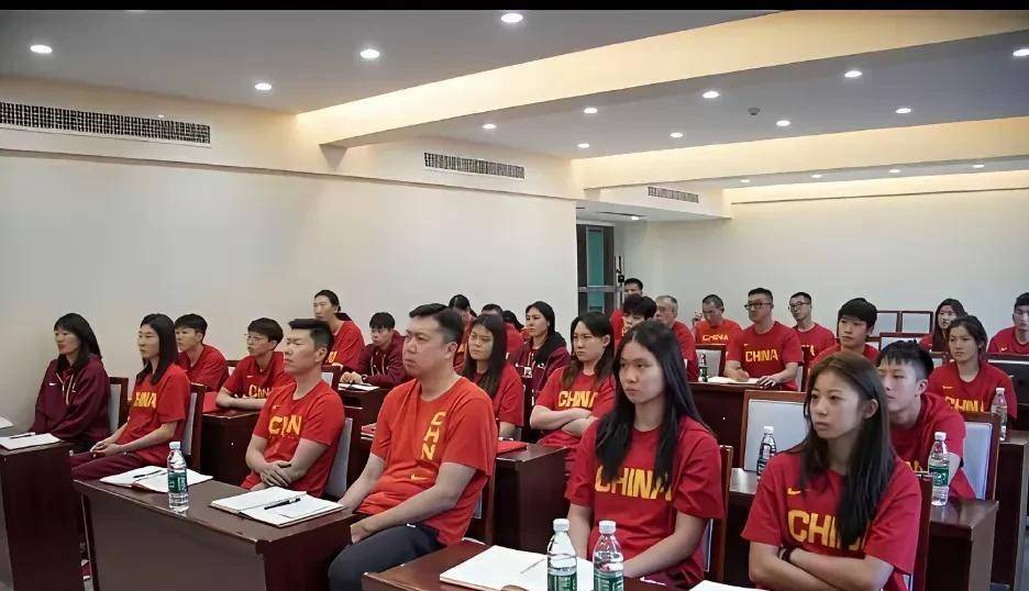 球队宣布引进新教练，调整战术