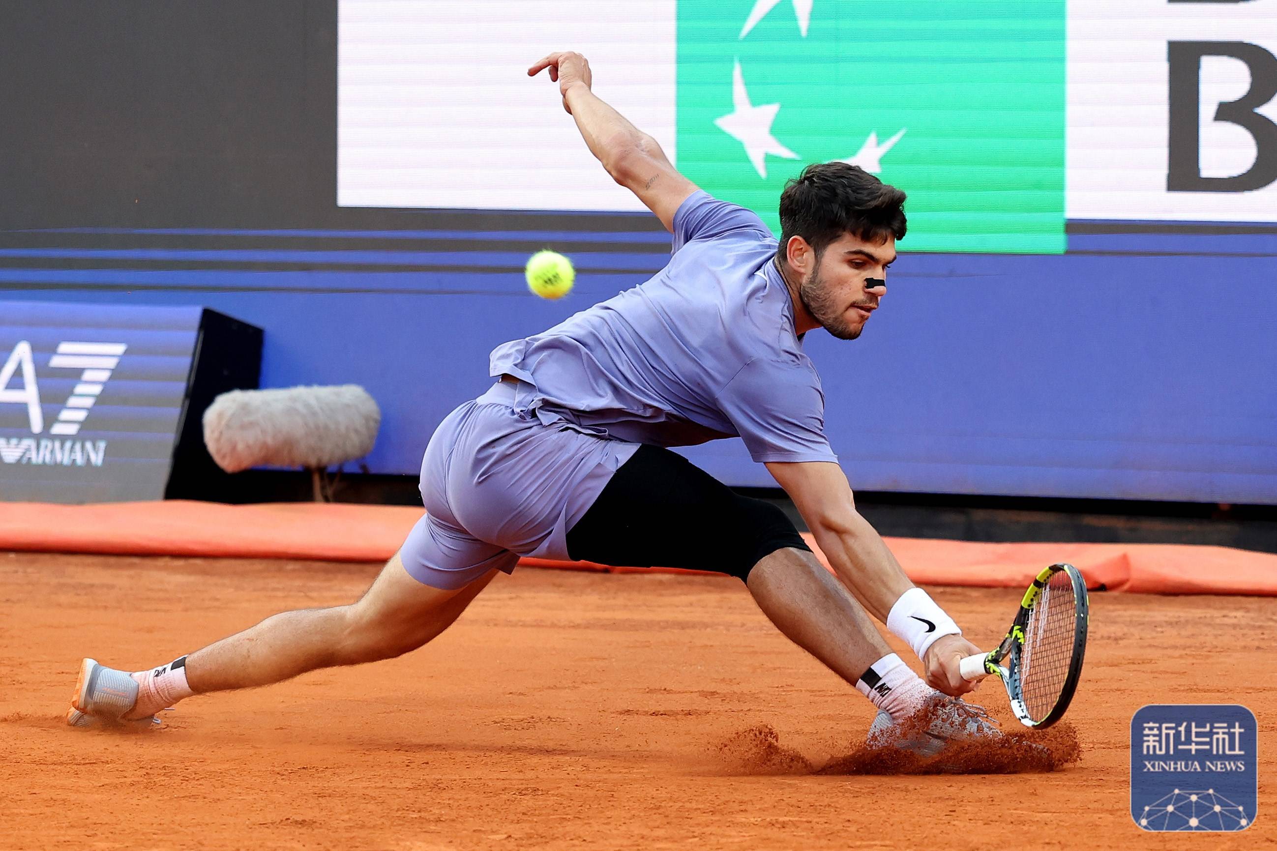 法国网球队力克英国网球队，阿尔卡拉斯高光表现的简单介绍