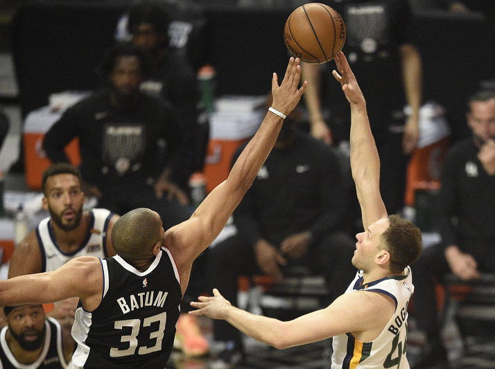 青岛队完胜国王，戈贝尔点燃赛场